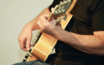 Hollow body guitar